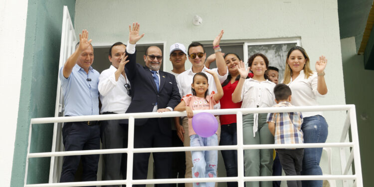 150 familias de Arenillas estrenan su casa propia 100% gratuita