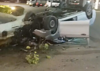 Dos heridos al estrellarse un carro contra el redondel Al Bananero