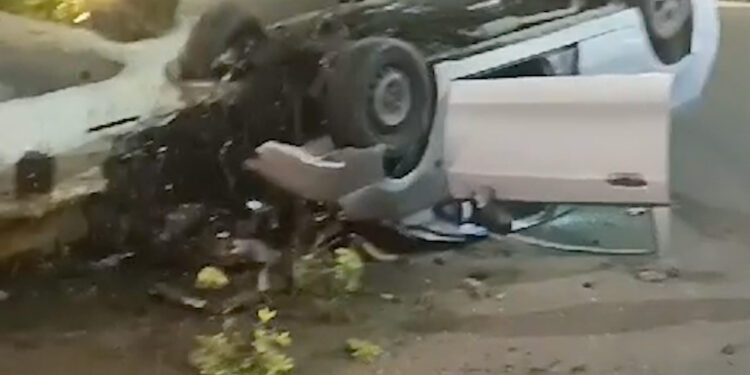 Dos heridos al estrellarse un carro contra el redondel Al Bananero