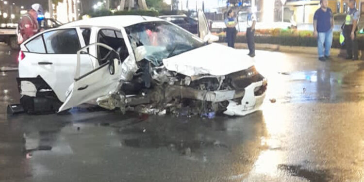 Otro carro se accidentó en el redondel Al Bananero