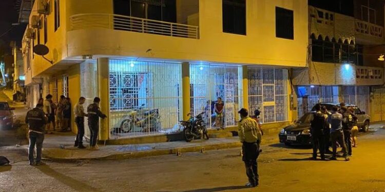 Tres personas fueron asesinadas mientras bebían