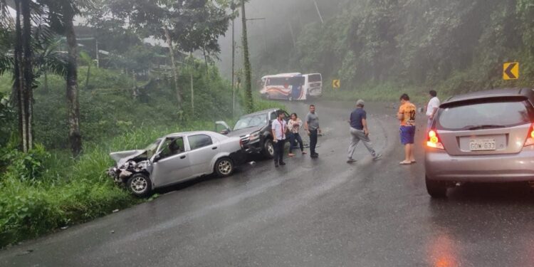 Bus de la cooperativa Loja involucrado en triple choque