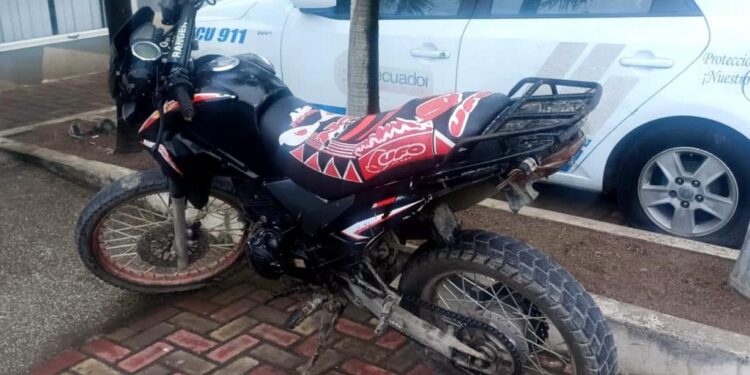 Delincuentes abandonaron una motocicleta luego que asaltaron un policía