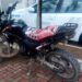 Delincuentes abandonaron una motocicleta luego que asaltaron un policía