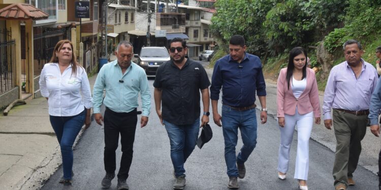 Con apoyo del municipio y la empresa privada Prefectura rehabilita la vía de ingreso a Zaruma