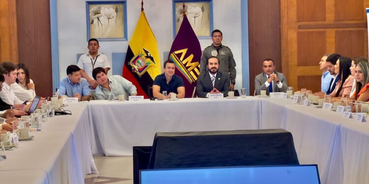 Condonación de multas e intereses por retraso en el pago del IEES a funcionarios municipales, se logró en encuentro con el Presidente de la República