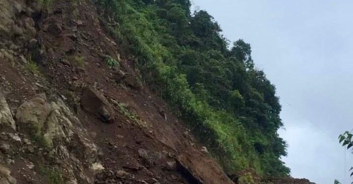 Vía Alóag-Santo Domingo bloqueada por caída de rocas en Km 83