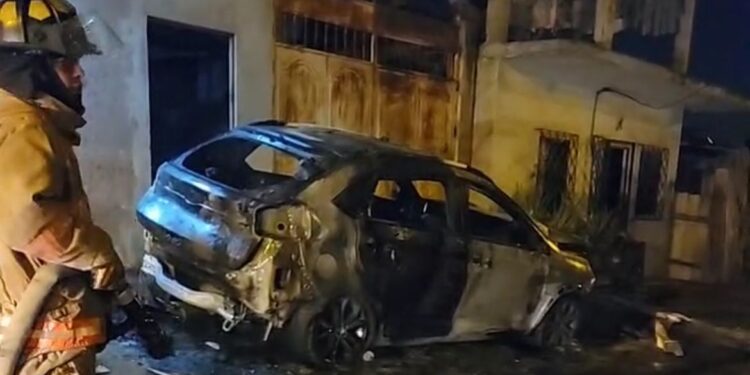 Delincuentes le prendieron fuego a un vehículo
