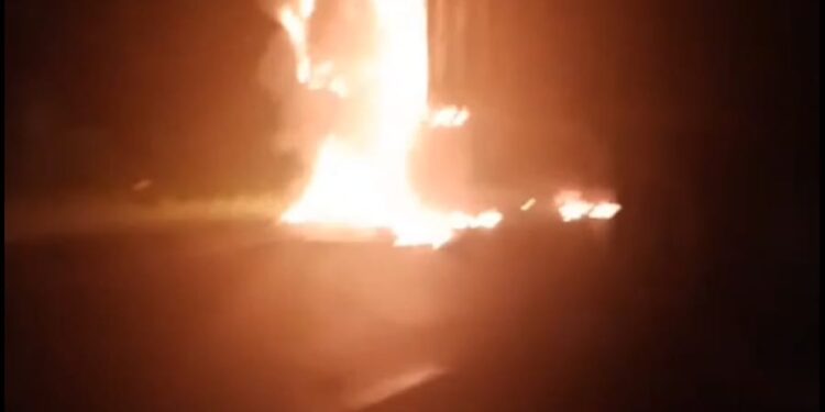 Delincuentes que incendiaron un camión pretendían hacer explotar un puente
