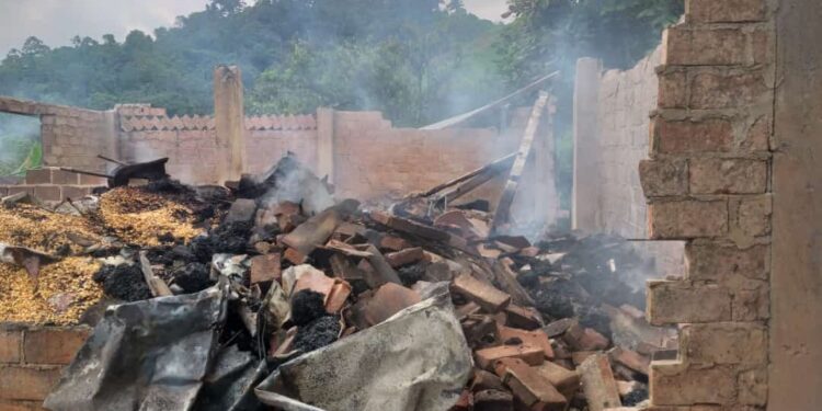 Familia lo perdió todo al incendiarse su casa