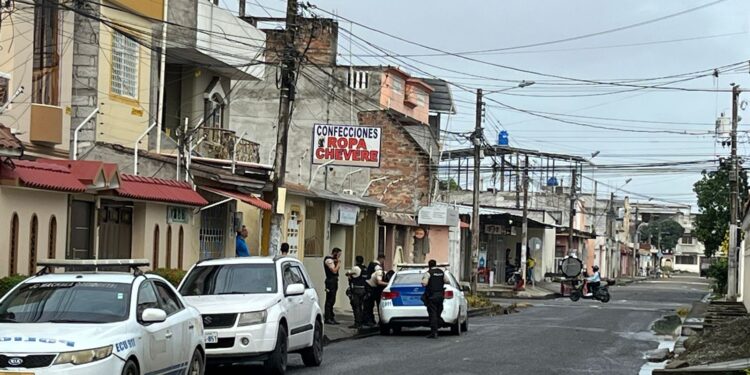 Lanzaron artefacto explosivo al patio de una vivienda