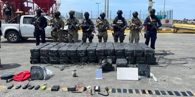 La Policía y la Armada decomisan 85 bultos de drogas en Manta