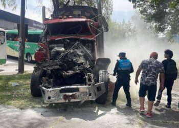 Trágico accidente de tránsito en el sur de quito deja dos personas fallecidas y tres heridos