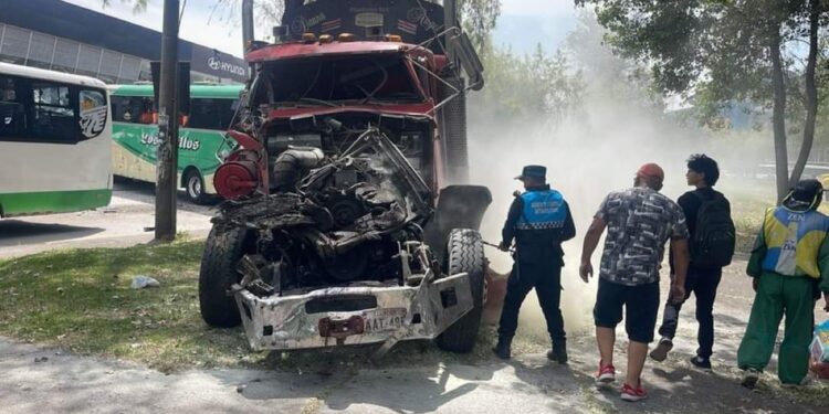 Trágico accidente de tránsito en el sur de quito deja dos personas fallecidas y tres heridos