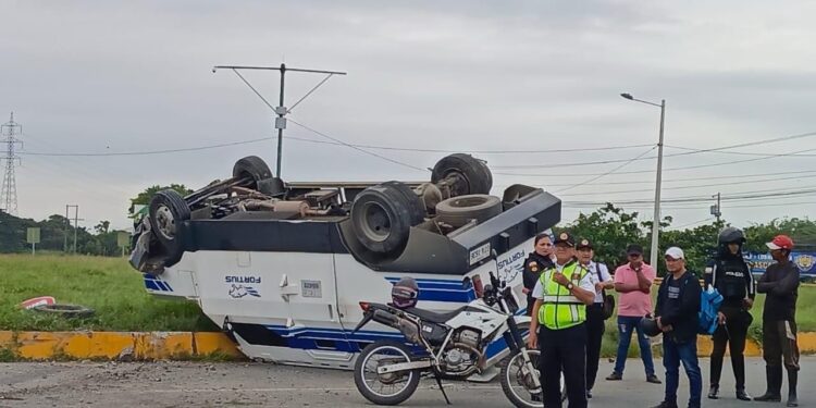 Carro blindado se volcó