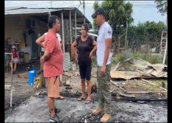 Un voraz incendio dejó a la intemperie a dos familias
