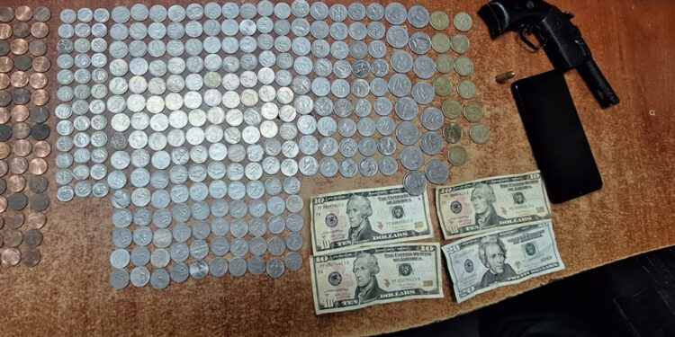 Sujeto armado detenido cuando asaltaba en una tienda