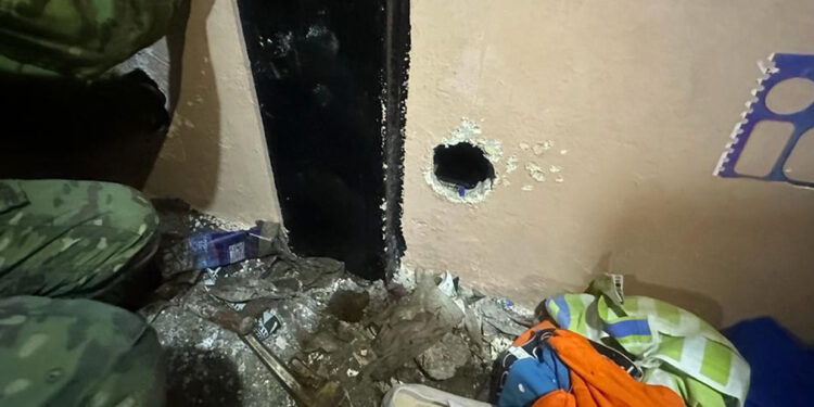 Encontraron objetos prohibidos encaletados en las paredes de cárcel de Machala