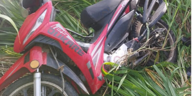 Motocicleta robada estaba escondida entre la maleza