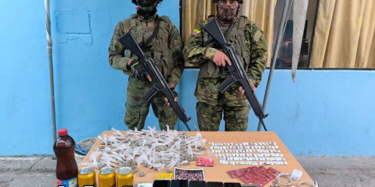 Hallan granadas, pistola, municiones y celulares en la cárcel de Guayaquil