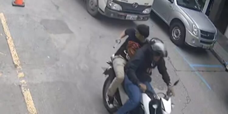 Policía se enfrentó a sacapintas que asaltaban a una mujer