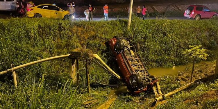 Camioneta se volcó tras perder pista