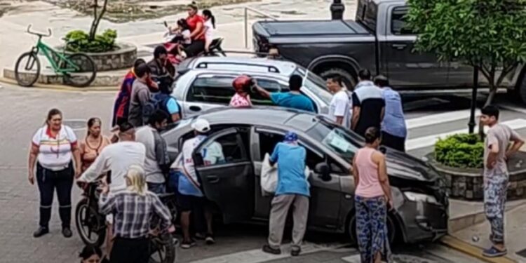 Una persona herida al impactar dos autos
