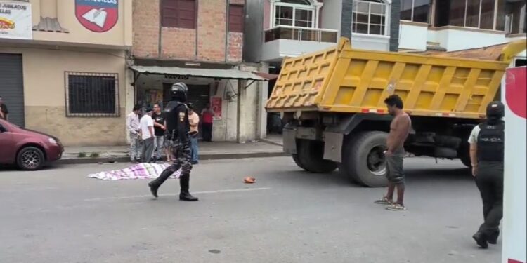Mujer murió arrollada por un volquete