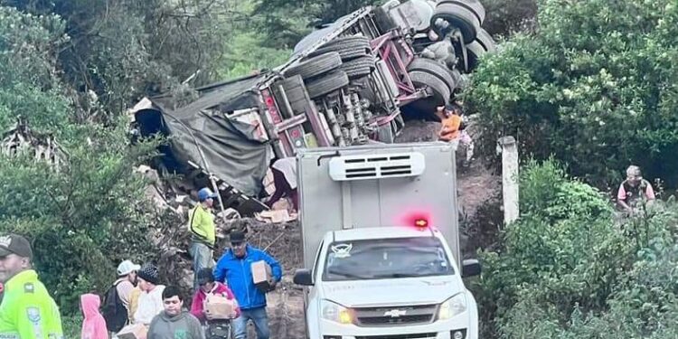 Chófer de trailer con cargamento de atunes falleció en accidente en Ibarra