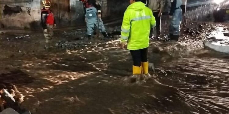 Torrenciales lluvias en Ecuador dejan ciudades inundadas y daños materiales