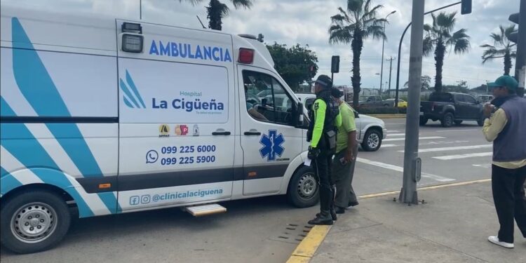 Herida al sufrir una caída mientras bajaba de un bus