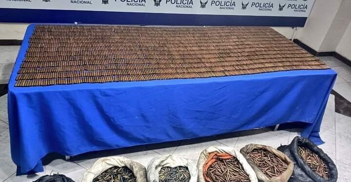 Encuentran 25,000 cartuchos ocultos en la frontera Ecuador-Colombia