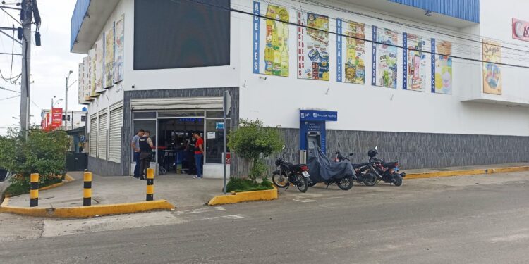 Sujetos armados asaltaron en local comercial