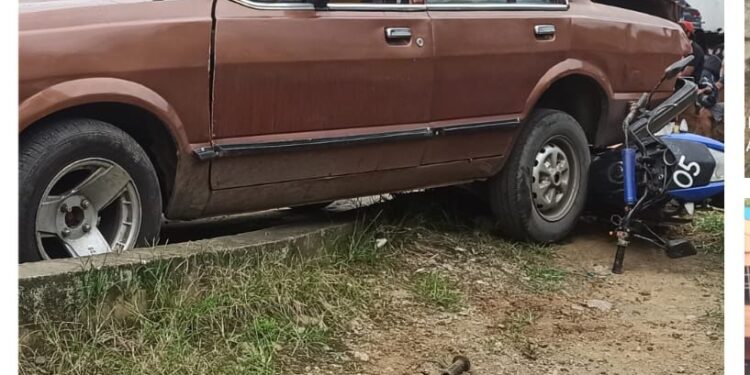 Pareja herida al sufrir un accidente cuando iba a su domicilio
