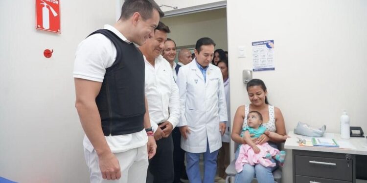 Presidente Daniel Noboa visitó el centro de salud Loma de Franco