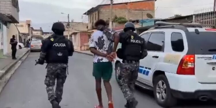 Hallazgo de osamentas, armas y municiones en operativo contra el terrorismo en el sur de Guayaquil