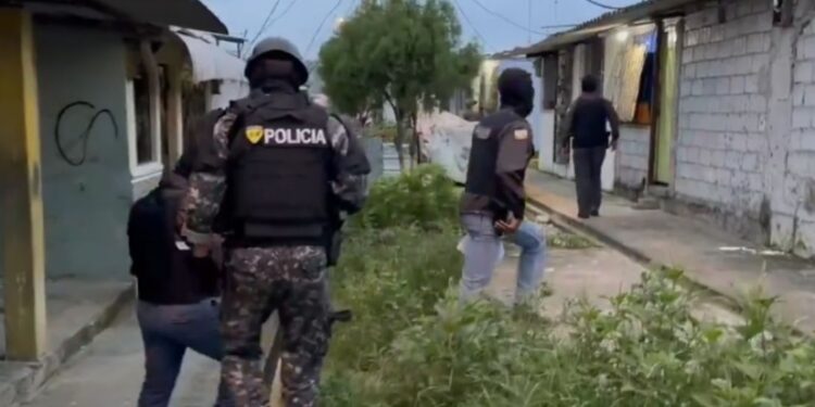 Operativo en socio vivienda deja 18 detenidos y desmantelan bases criminales en Guayaquil