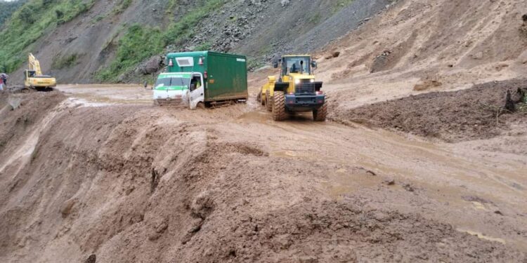 Cierre de la vía Cuenca-Molleturo-El Empalme por deslizamientos de tierra
