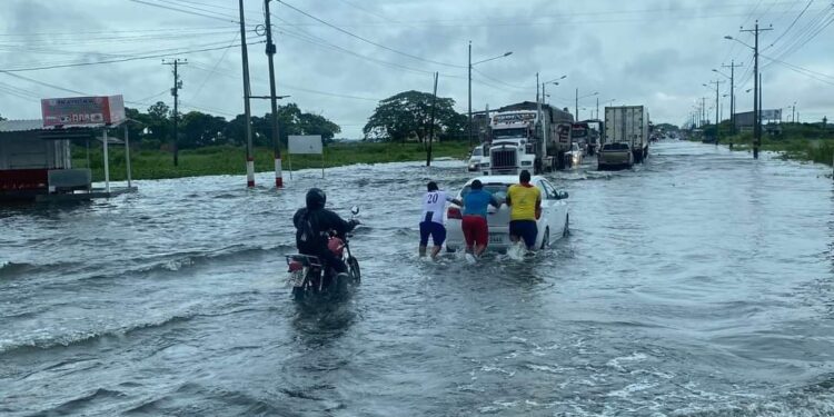 Incremento del nivel del agua en la vía Babahoyo – Jujan