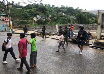 10 viviendas que están en la orilla del río colapsaron en Echeandía