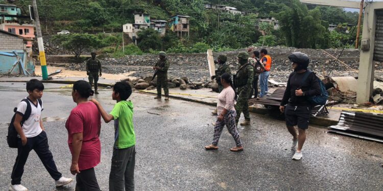 10 viviendas que están en la orilla del río colapsaron en Echeandía