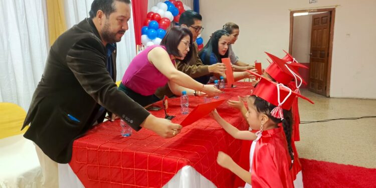 Más de 11 mil niños y niñas de Educación Inicial se gradúan en la Zonal 7.
