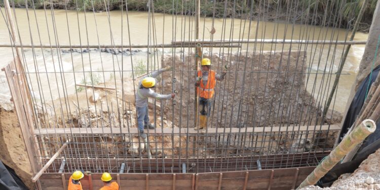 Prefectura de El Oro repara puente sobre el río Caluguro