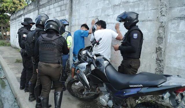 Más de 100 casas allanadas para capturar al líder de una banda