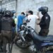 Más de 100 casas allanadas para capturar al líder de una banda