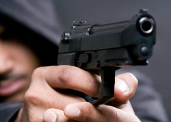 Delincuentes sometieron a un policía y le robaron el arma de fuego