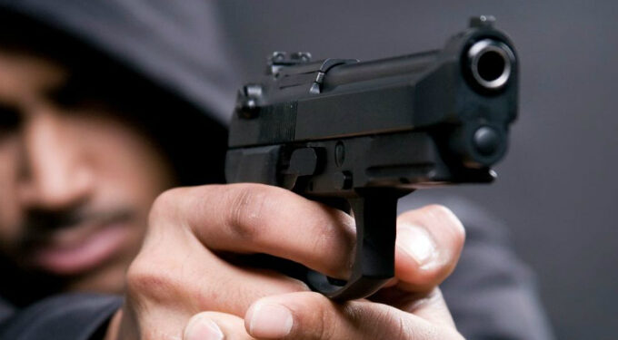 Delincuentes sometieron a un policía y le robaron el arma de fuego