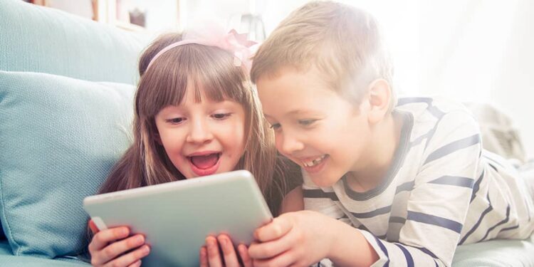 Niños menores de 13 años no deben acceder a redes sociales, recomienda Policía Nacional