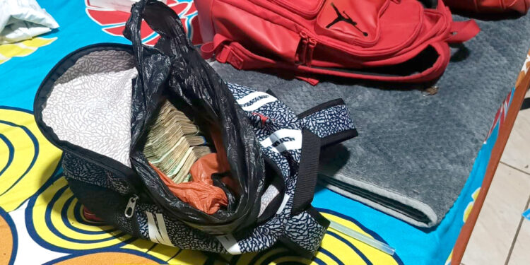Una maleta llena de fajos de dinero fue encontrada en una vivienda
