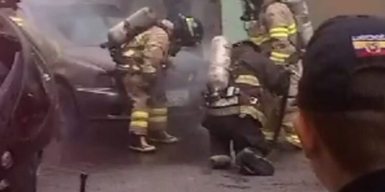 Ciudadanía evitó que un auto sea consumido por el fuego